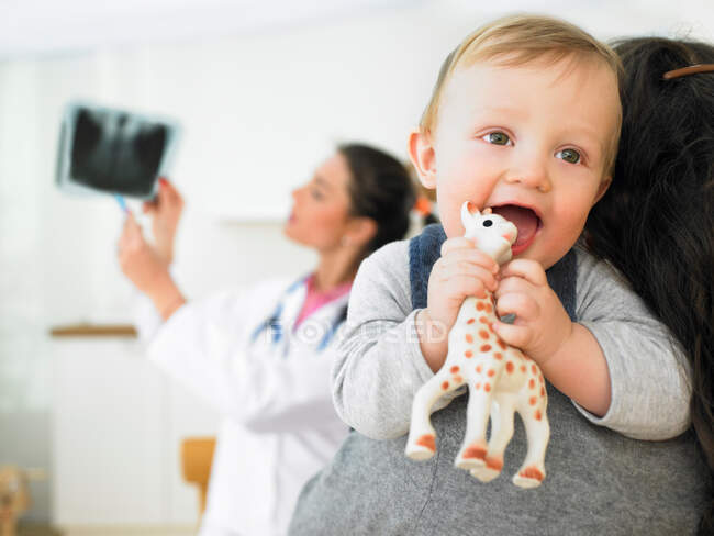 Mother and baby at the doctors office — Stock Photo
