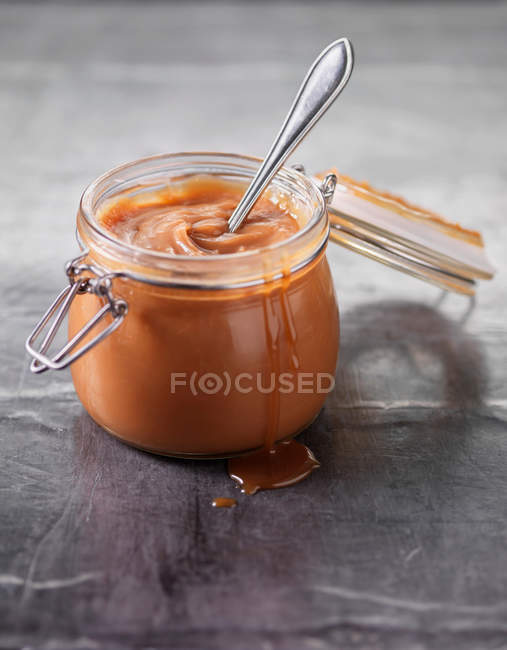 Pot of caramel sauce — Stock Photo