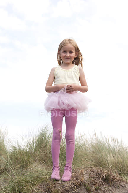 Portrait de fille portant tutu sur les dunes — Photo de stock
