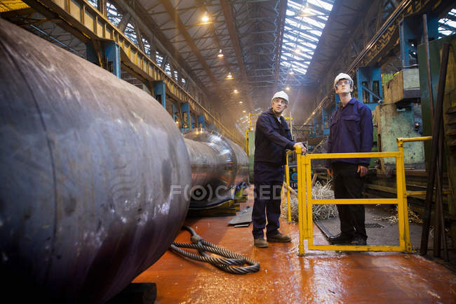 Arbeiter reden in Stahlschmiede — Stockfoto
