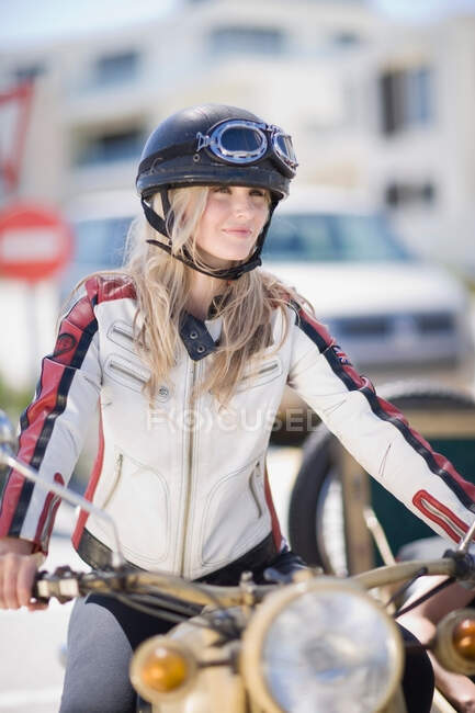 Donna a cavallo di una moto — Foto stock