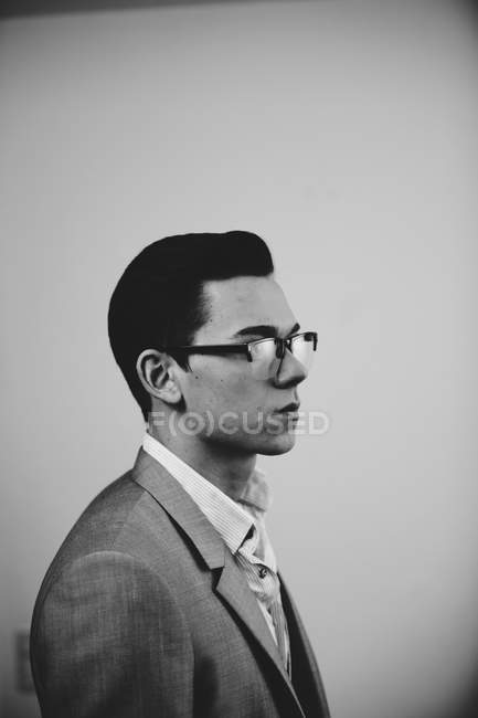 Empresário vestindo óculos reflexivos, preto e branco — Fotografia de Stock