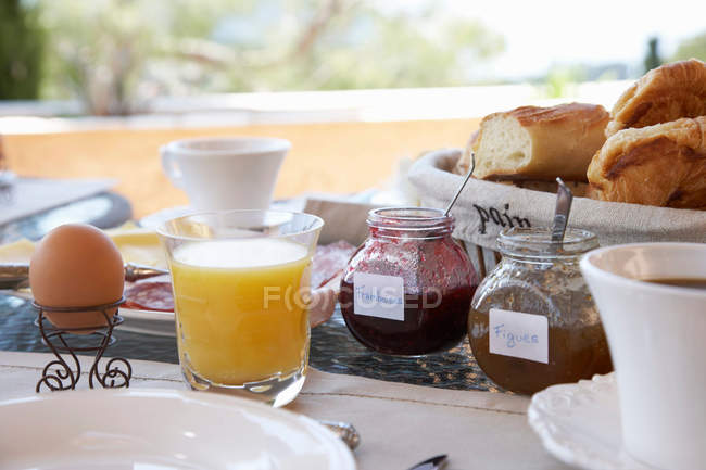 Comida en la mesa del desayuno - foto de stock