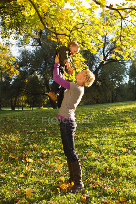 Mutter und Sohn spielen im Park — Stockfoto