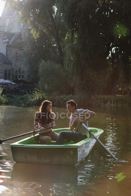 Пара в лодке, улыбающаяся — стоковое фото