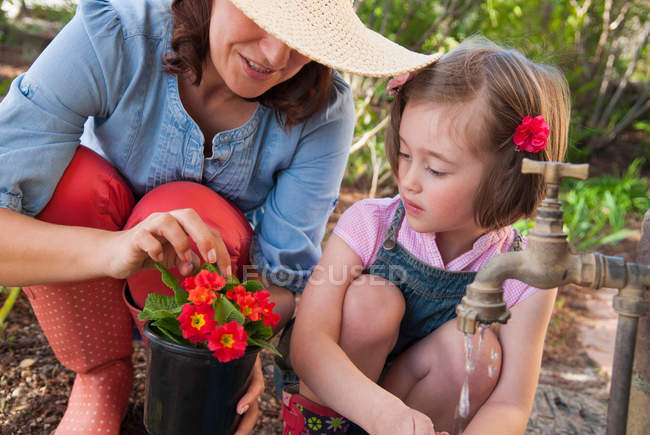 Мати і дочка садівництво разом — стокове фото