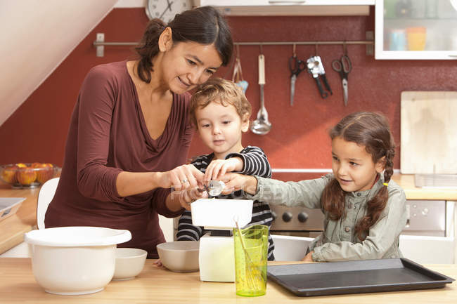 Mutter und Kinder kochen in der Küche — Stockfoto