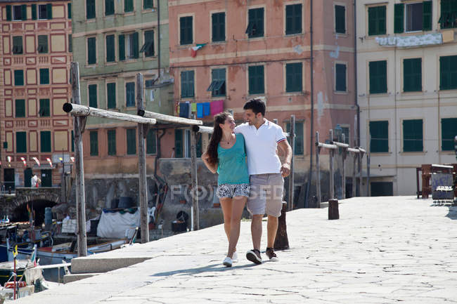 Couple marchant le long de jetée urbaine — Photo de stock