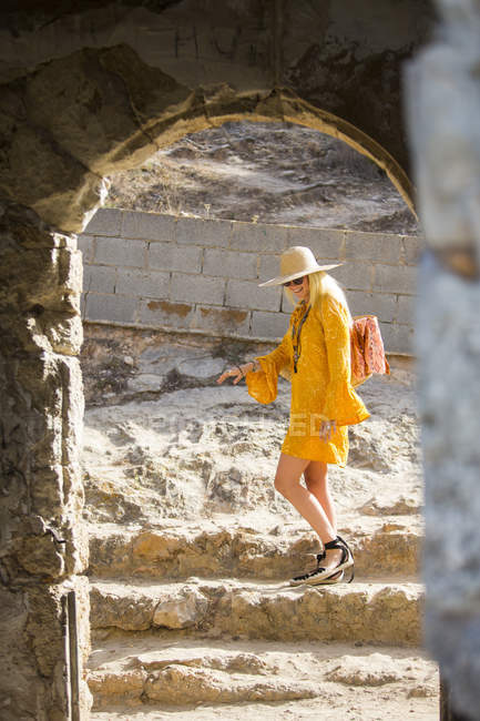 Blick durch Torbogen einer Frau auf Felsen, Mallorca, Spanien — Stockfoto