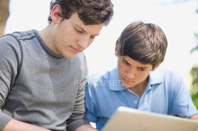 Adolescentes usando laptop juntos — Fotografia de Stock