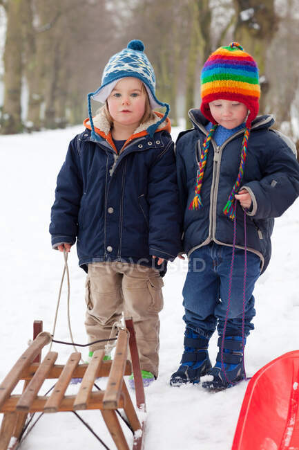 Два маленьких мальчика в снегу — стоковое фото