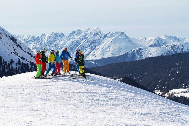 Grupo de esquiadores de pie en Kuhtai, Tirol, Austria - foto de stock