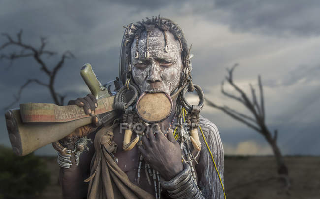 Femme de la tribu Mursi avec pistolet Kalachnikov, vallée d'Omo, Éthiopie — Photo de stock