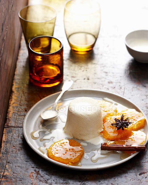 Pudding mit Karamell auf Teller — Stockfoto