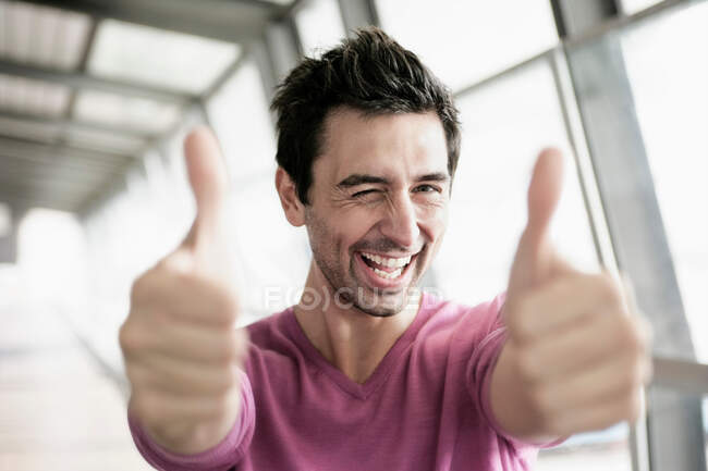 Man giving two thumbs up — Stock Photo
