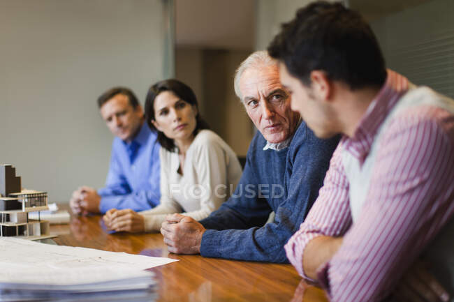 Серьезные деловые люди на встрече — стоковое фото