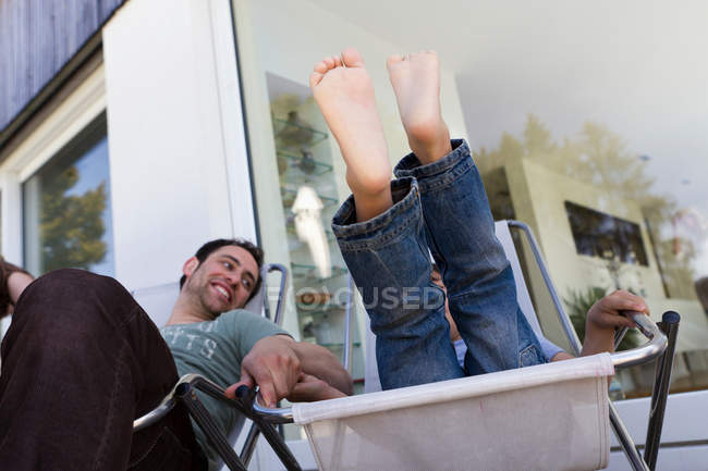 Отец и сын отдыхают в шезлонгах — стоковое фото