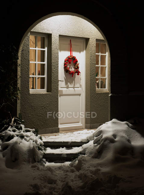 Hauseingang an Heiligabend — Stockfoto