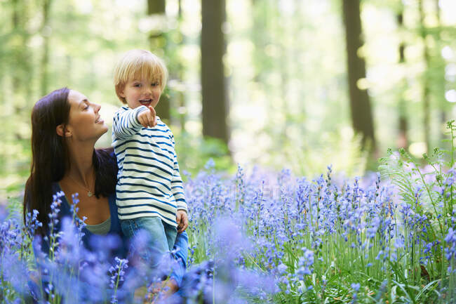Madre e hijo en el campo de las flores - foto de stock