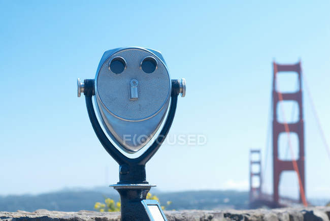 Telescopio con vistas al puente Golden Gate - foto de stock