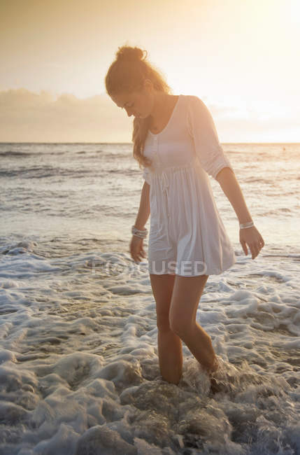 Жінка вигулює води на пляжі — стокове фото