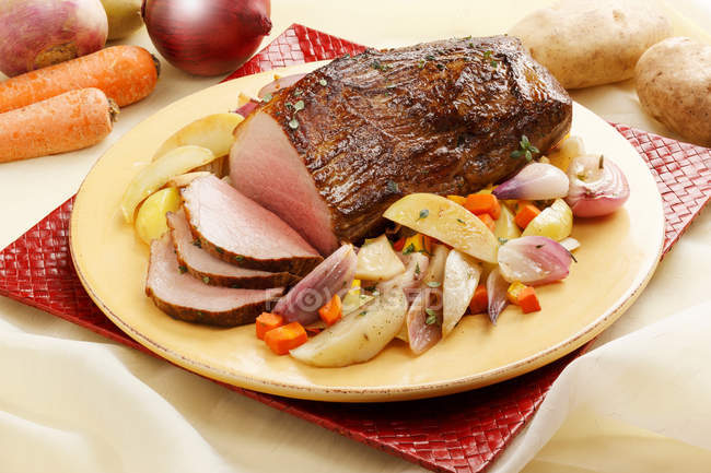 Roast beef and vegetables — Stock Photo