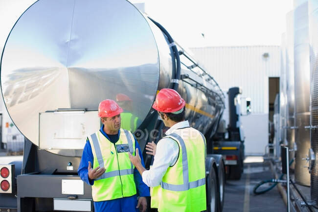 Arbeiter reden mit Tanklastwagen — Stockfoto