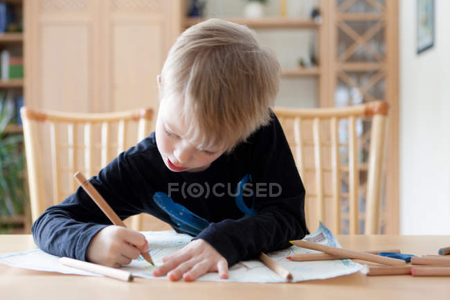 Jungenzeichnung mit Buntstiften, Fokus auf Vordergrund — Stockfoto