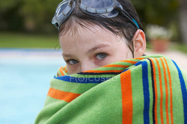 Jeune fille enveloppée dans une serviette — Photo de stock
