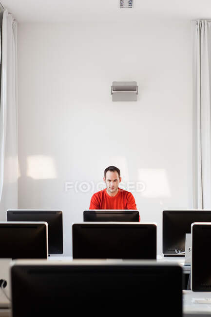 Homme assis au terminal dans la salle de conférence — Photo de stock
