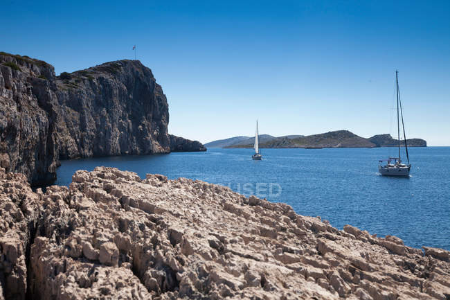 Segelboote auf dem stillen See — Stockfoto