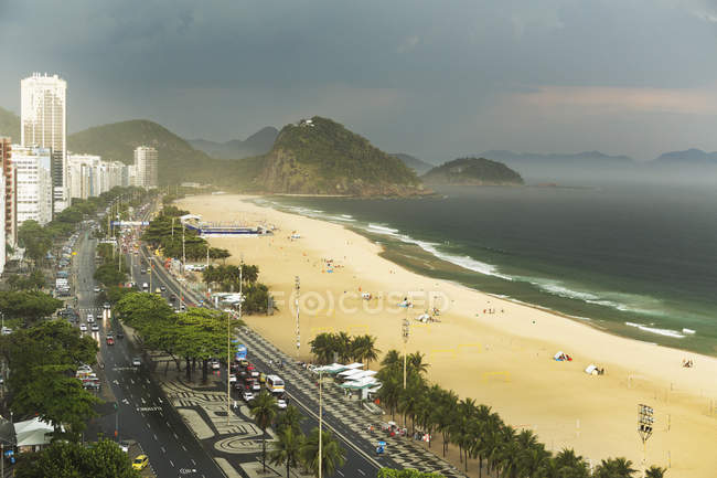 Plage de Copacabana et nuages orageux, Rio De Janeiro, Brésil — Photo de stock