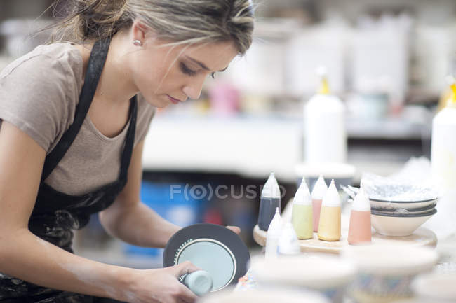 Поттер починає дизайн на тарілці на посудній фабриці — стокове фото