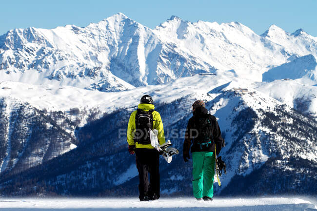 Snowboarders en Serre Chevalier, Briancon, France — Photo de stock