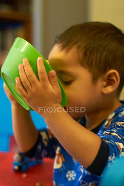 Menino bebendo leite de cereais — Fotografia de Stock