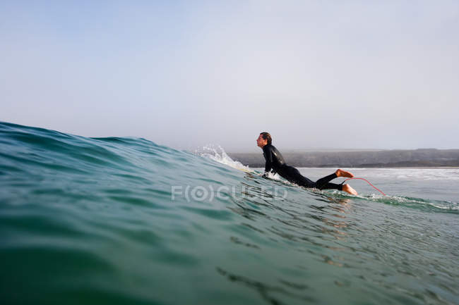 Людина, ставши на дошку для серфінгу в океан хвилі, boobys bay, Корнуолл, Англії — стокове фото