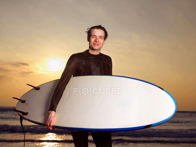Retrato de un surfista masculino - foto de stock