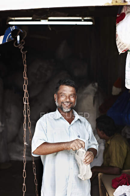 Усміхнений чоловік купує на відкритому ринку — стокове фото