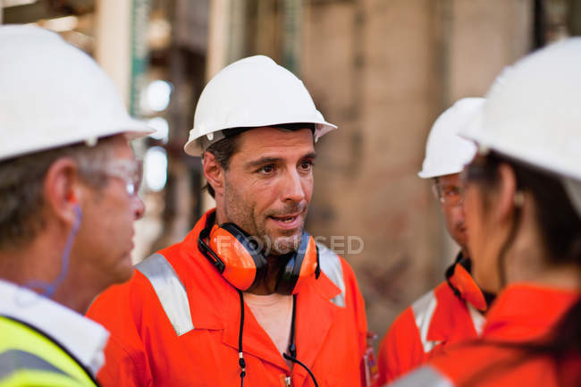 Arbeiter reden in Ölraffinerie — Stockfoto