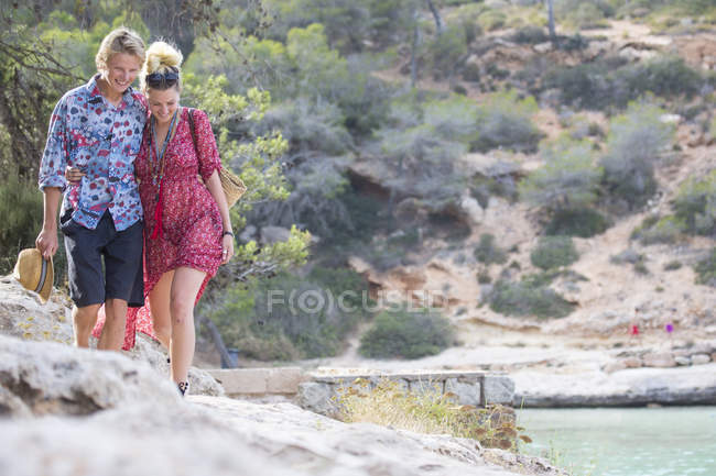 Casal passeando sobre rochas por mar, Maiorca, Espanha — Fotografia de Stock