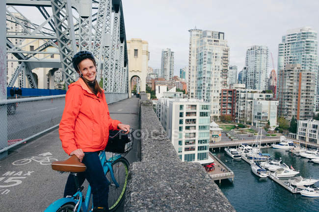 Портрет молодой женщины, готовой ездить на велосипеде по велосипедной дорожке, Ванкувер, Британская Колумбия, Канада — стоковое фото
