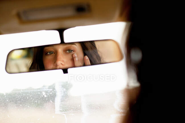 Mädchen checkt im Spiegel — Stockfoto