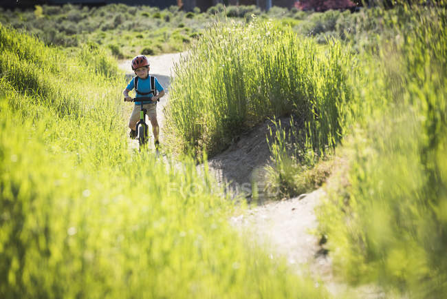 Хлопчик, їзда на велосипеді в парку, Сенді, штат Юта, США — стокове фото