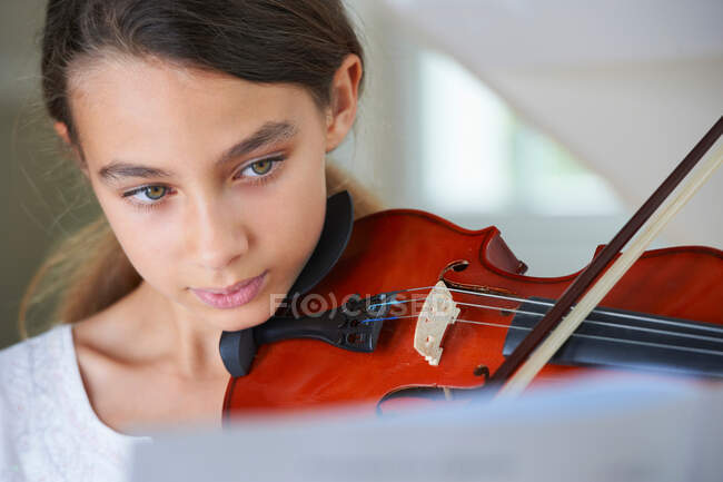 Menina séria tocando violino — Fotografia de Stock