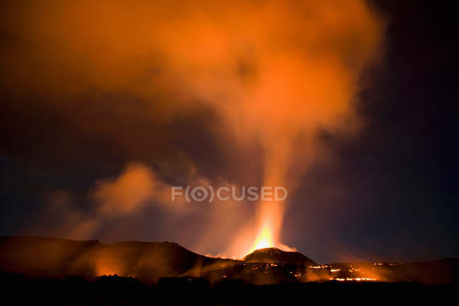 Fimmvorduhals en erupción por la noche - foto de stock