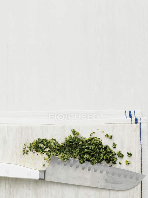Петрушка і цибулі на обробна дошка — стокове фото