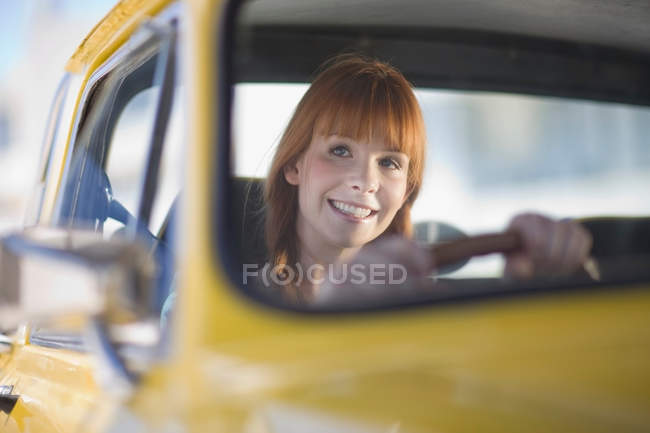 Porträt einer lächelnden Autofahrerin — Stockfoto