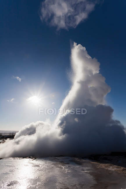 Dampf steigt aus Geysir auf — Stockfoto