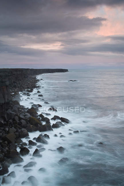 Waves on rocky coastline — Stock Photo