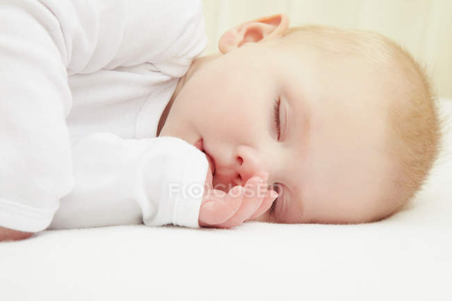 Baby girl sleeping in crib — Stock Photo